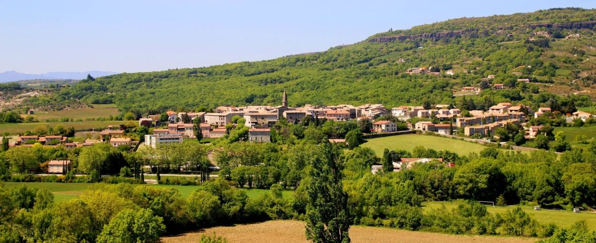 Le village fortifié de Saint-Jean-le-Centenier à 5 min de l'hôtel Le mas de Mon Père